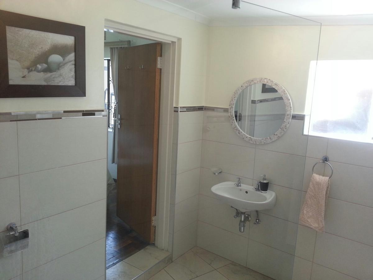 Rivendell Hotel Windhoek Esterno foto